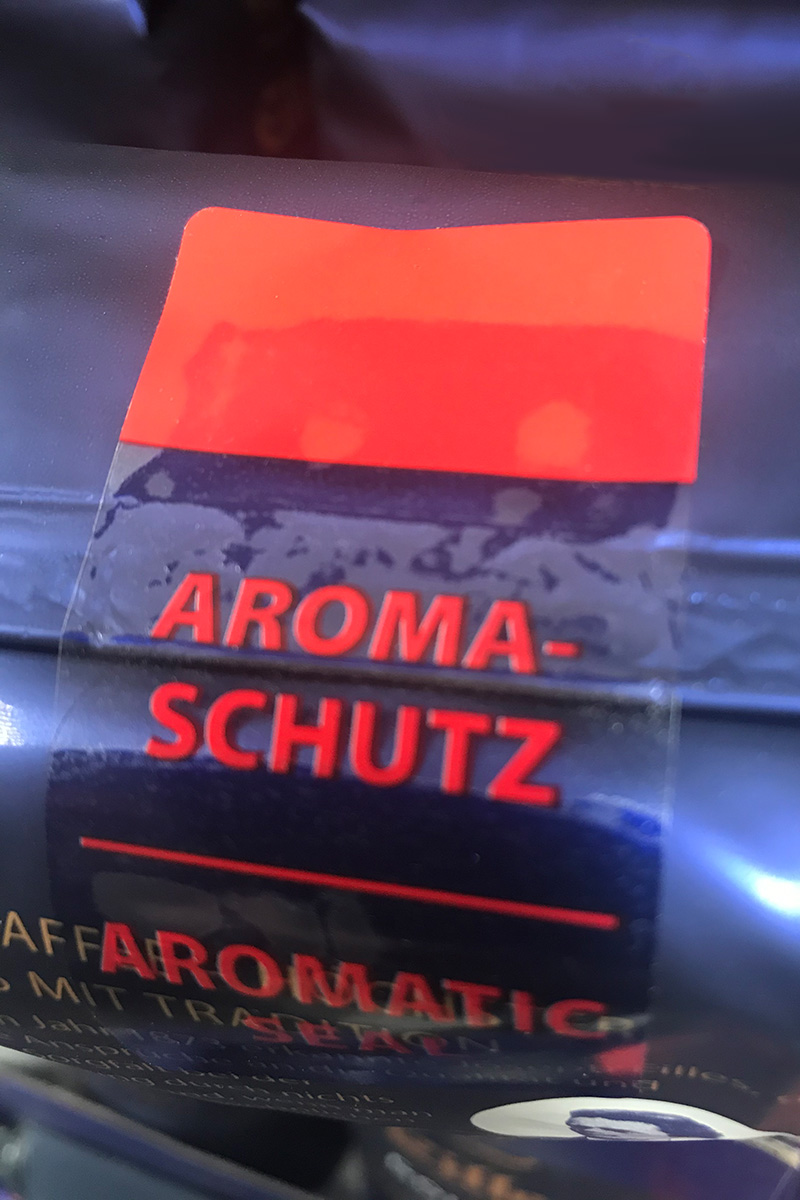 Étiquettes de fermeture : étiquette de fermeture transparente, imprimée en couleur, sur emballage de café en film plastique.