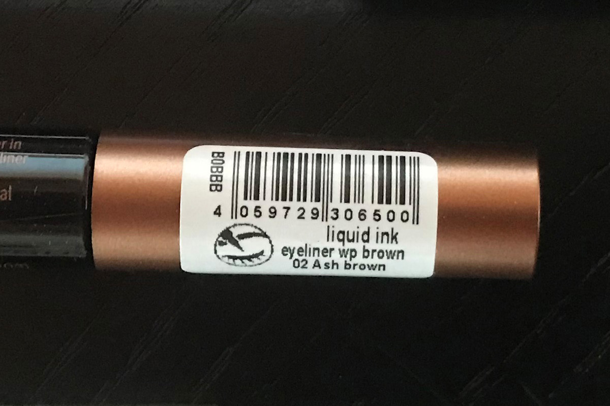 Solutions Pharmaceutiques et Cosmétiques : Étiquetage des crayons cosmétiques et des tubes de rouge à lèvres et de mascara avec des étiquettes à code-barres.