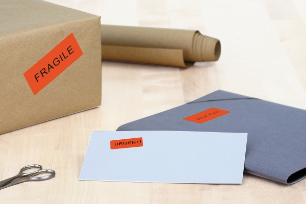 Signaux de couleur et de forme : étiquettes d'avertissement rouges sur carton et courrier.