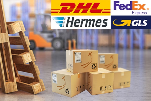 Étiquettes d'expédition sur des cartons dans l'entrepôt, avec logos de vendeurs en ligne.