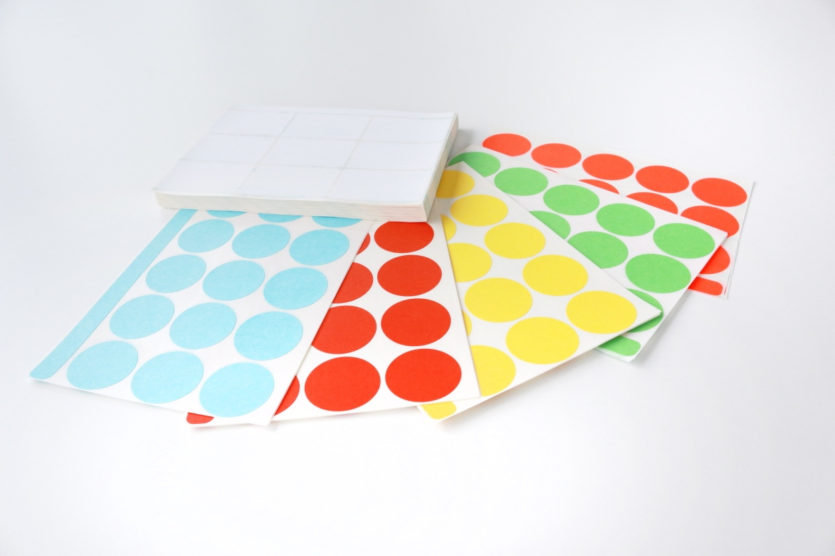 Étiquettes sur feuilles, pour machines à imprimer, emballages d'imprimerie, points colorés.