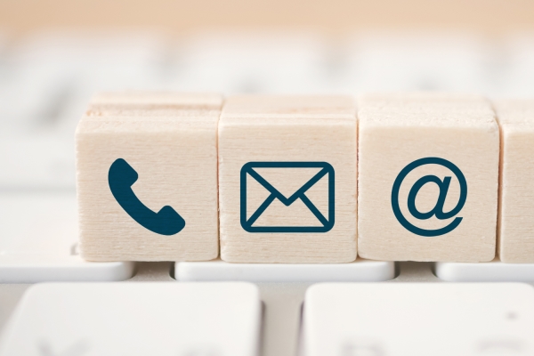 Texte : "Icône de contact : téléphone, courrier, e-mail, symboles sur des dés.