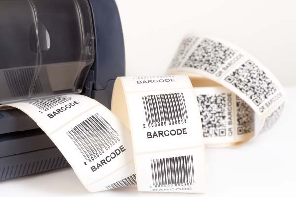 Étiquettes à code-barres : étiquettes en rouleau avec impression de code-barres à l'imprimante.