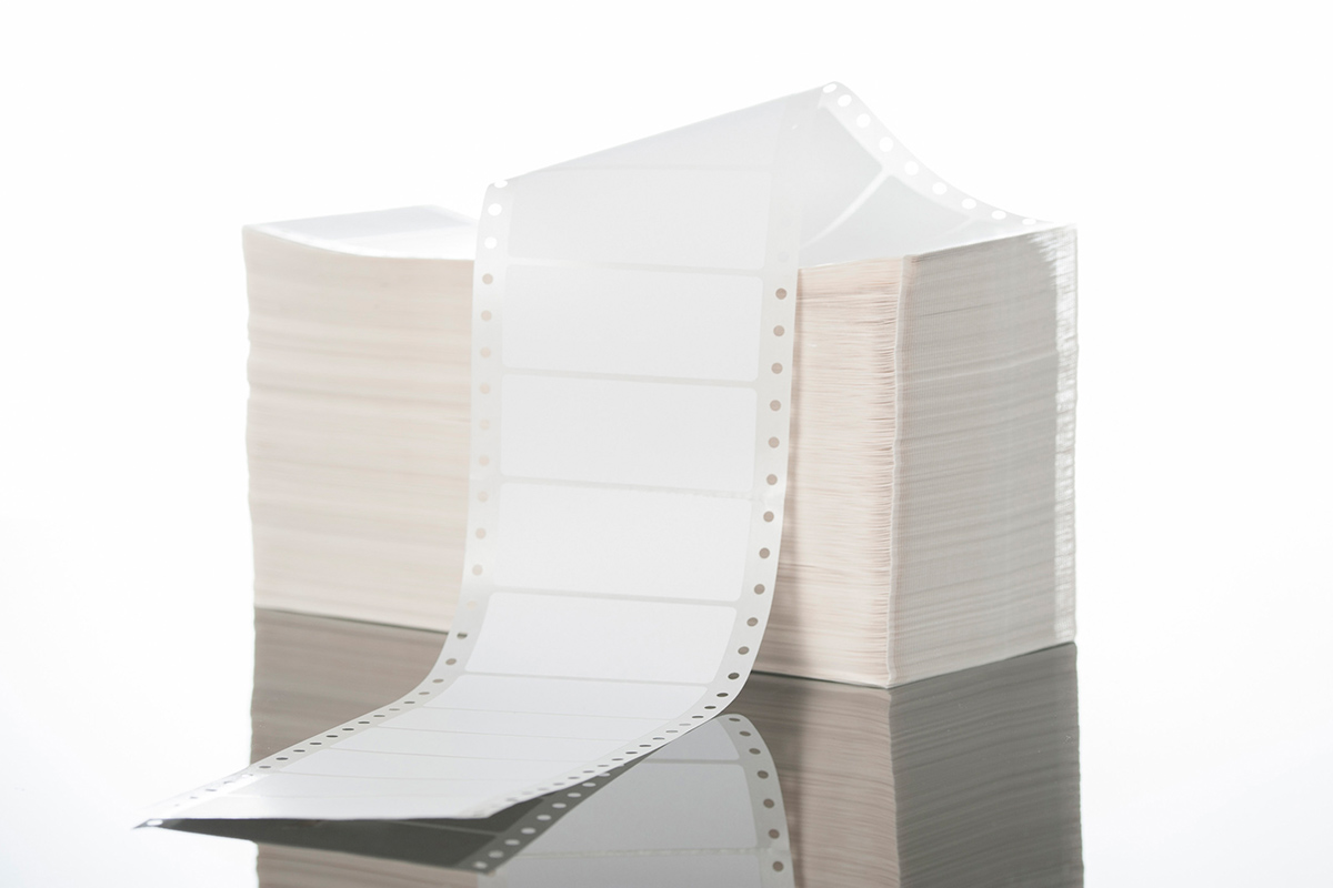 Étiquettes vierges : Pile d'étiquettes à pli HERMA, également appelées étiquettes informatiques ou étiquettes à perforation.