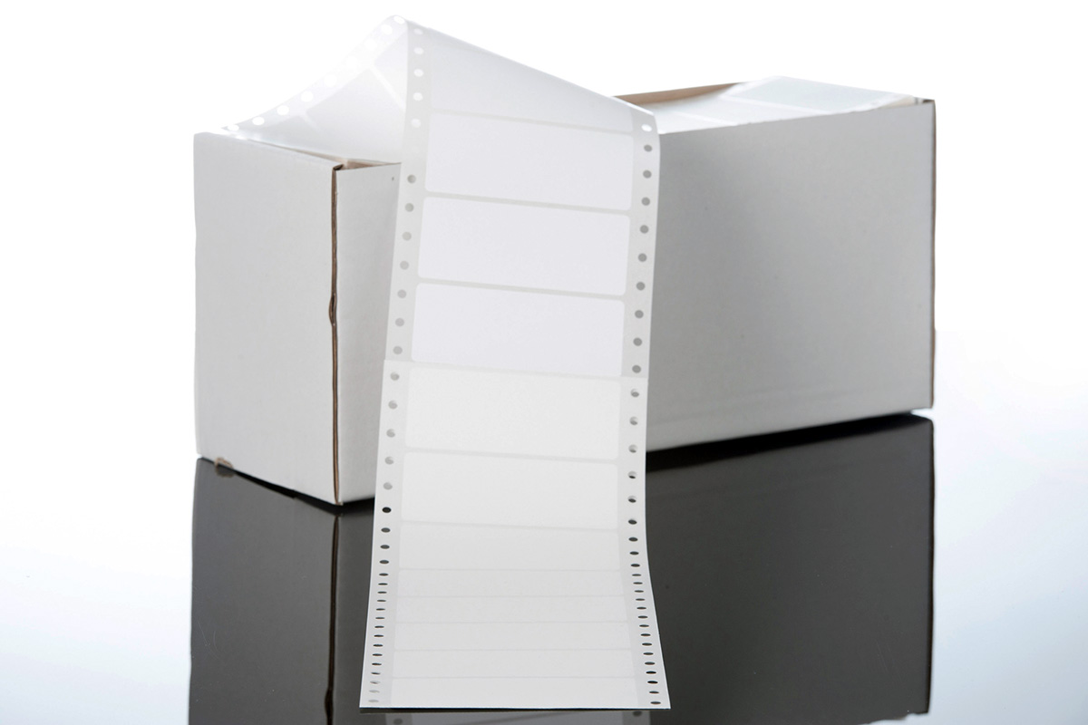 Étiquettes vierges : Pile d'étiquettes à pli HERMA, également appelées étiquettes informatiques ou étiquettes à perforation.