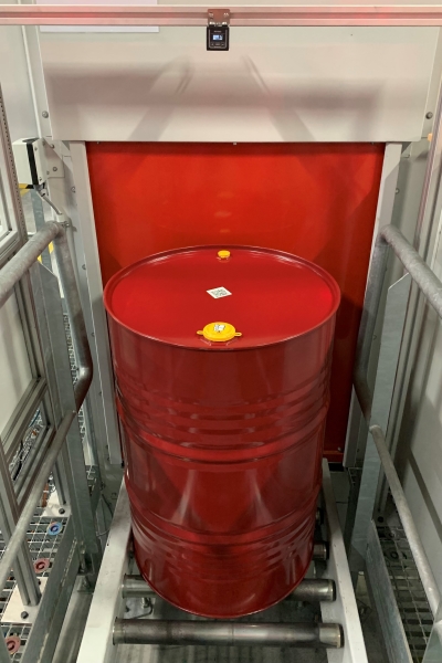 Étiquettes de substances dangereuses et de marchandises dangereuses : Étiquette de conditionnement BASF avec code-barres, sur un fût en acier rouge.