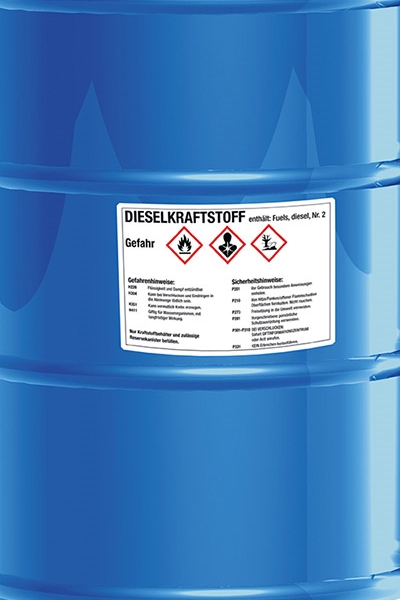 Étiquettes de substances dangereuses et de marchandises dangereuses : Étiquette de substance dangereuse sur un fût en acier bleu.