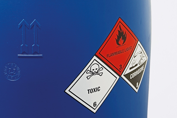 Étiquettes de substances dangereuses et de marchandises dangereuses : étiquettes de danger 2en1 et 3en1.