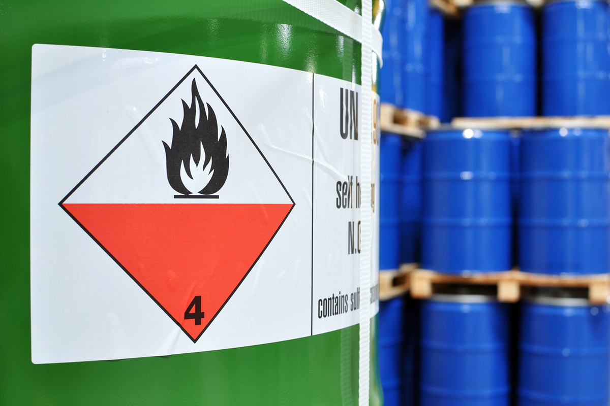 Étiquettes de substances dangereuses et de marchandises dangereuses : étiquette de marchandises dangereuses sur un fût en acier vert.