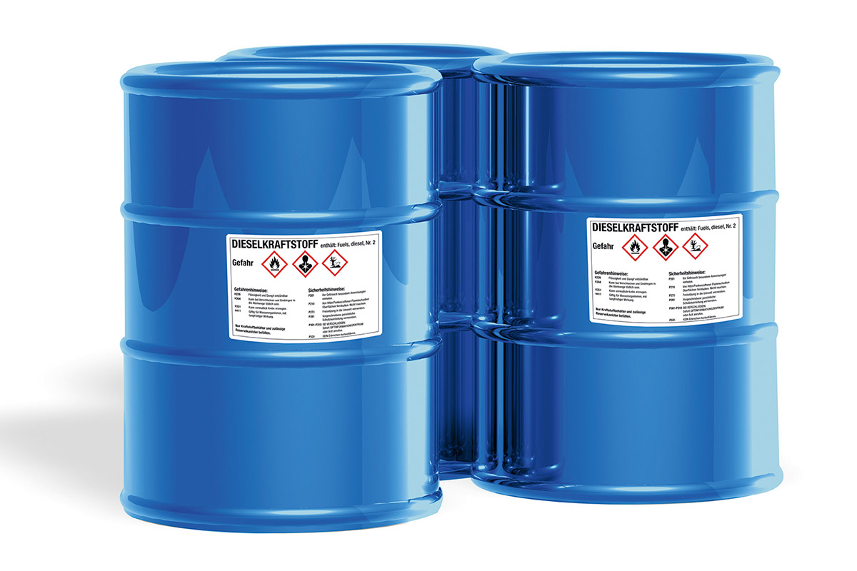 Étiquettes de substances dangereuses et de marchandises dangereuses : Étiquettes de substances dangereuses sur des fûts en acier bleu.