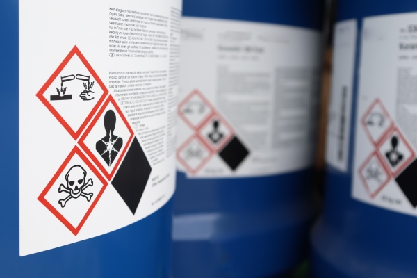 Étiquettes de substances dangereuses et de marchandises dangereuses : Étiquette de substance dangereuse avec 3 symboles de danger sur une boîte bleue.