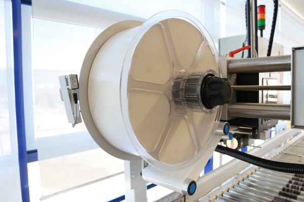 HERMA InNo-Liner : rouleau de matériau d'étiquettes HERMA InNo-Liner dans la machine à étiqueter