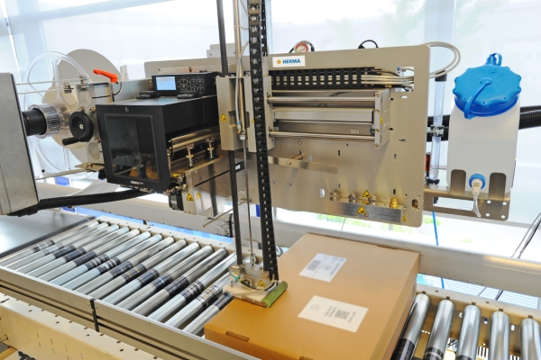 HERMA InNo-Liner : Étiquetage HERMA InNo-Liner pour des hauteurs de carton variables