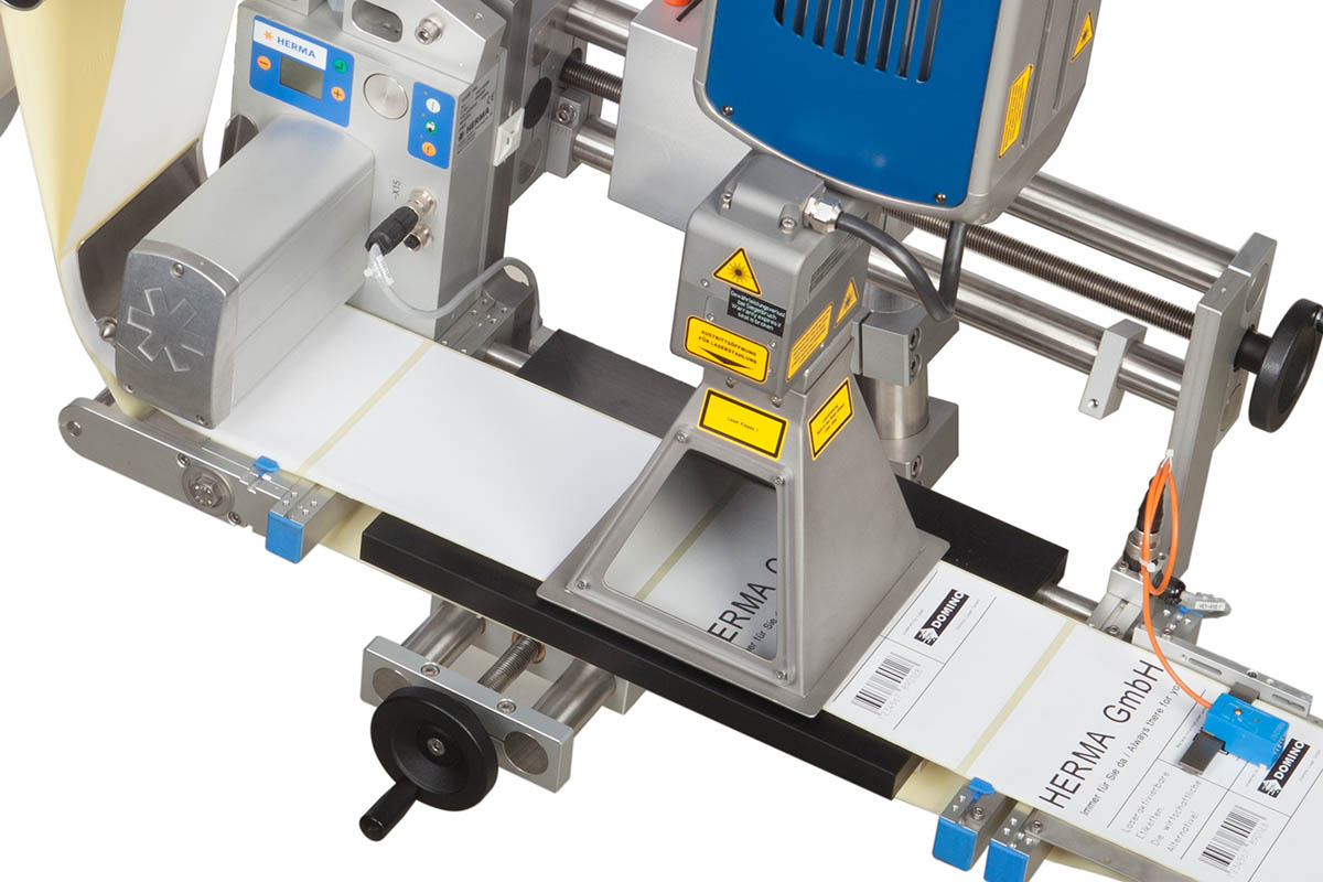 Étiquettes activables par laser : dans le processus de production, unité d'impression détaillée, sur le côté.