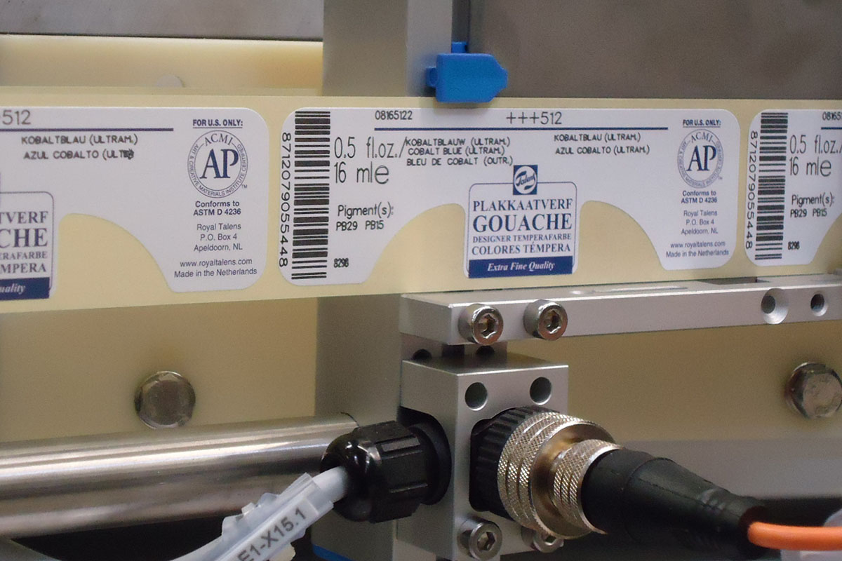 Étiquettes activables au laser : pour bouteilles colorées, dans le processus de production.