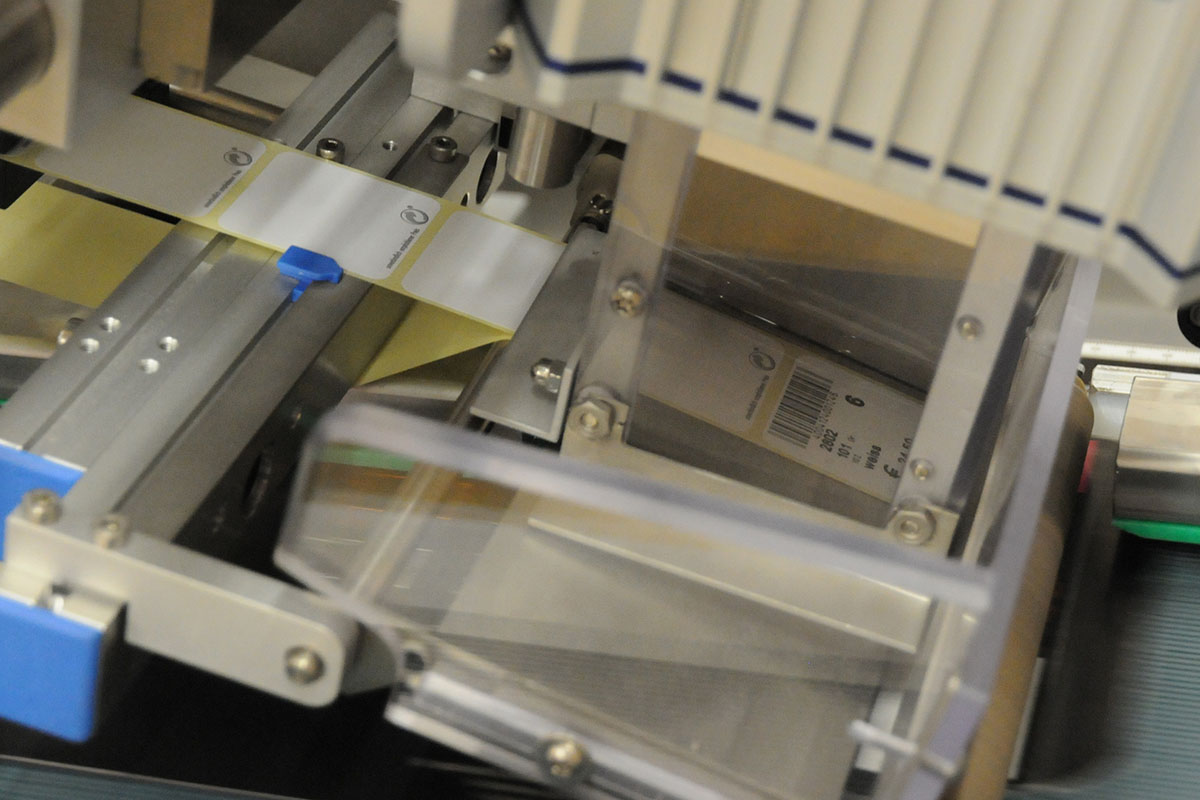 Étiquettes activables au laser : dans le processus de production, unité d'impression détaillée avec étiquette Mey.