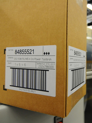 Étiquettes activables au laser : étiquette d'expédition sur carton brun dans la logistique.