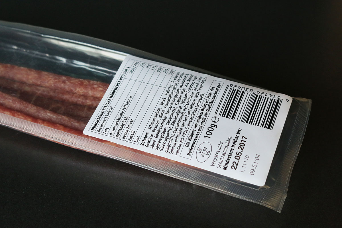 Étiquetage des aliments : étiquette de produit, étiquette alimentaire avec code-barres sur l'emballage de la salami.