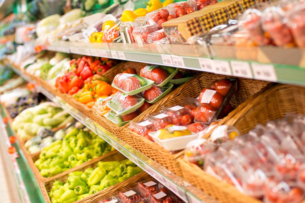 Étiquetage des aliments : rayon de fruits dans le commerce alimentaire, étiquetage des produits sur les emballages de fruits et légumes avec des étiquettes HERMA.