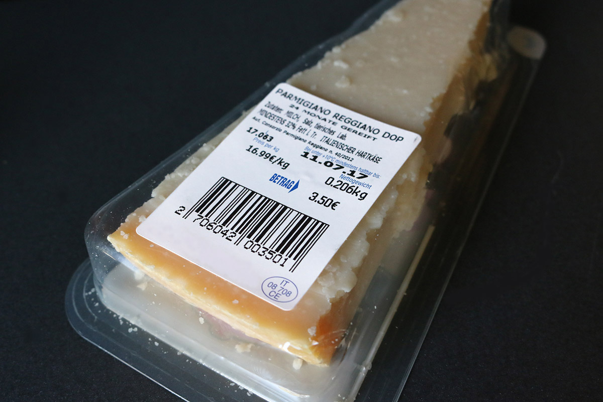 Étiquetage des aliments : étiquette de produit, étiquette alimentaire avec code-barres sur un emballage de parmesan en plastique.
