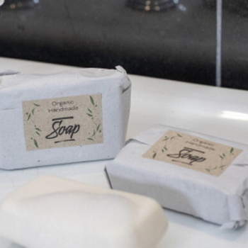 Étiquettes durables : Étiquettes de silphie, application sur les emballages de savon.