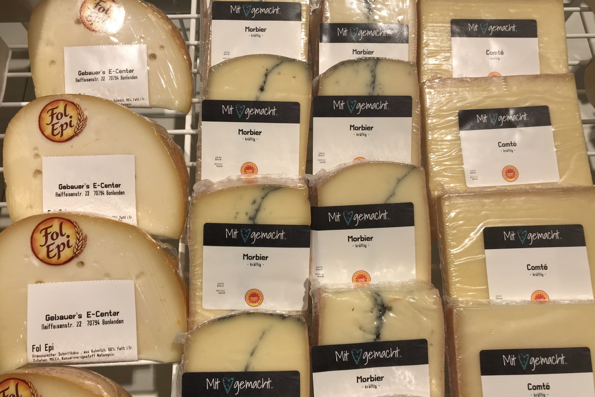 Étiquettes durables : Étiquettes à décollement sur les emballages en film avec du fromage