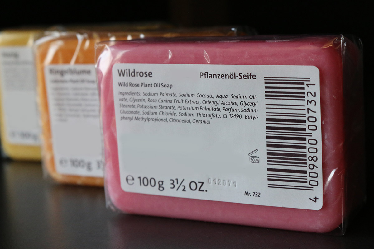 Étiquetage des produits : Étiquettes sur des savons colorés emballés dans du film plastique