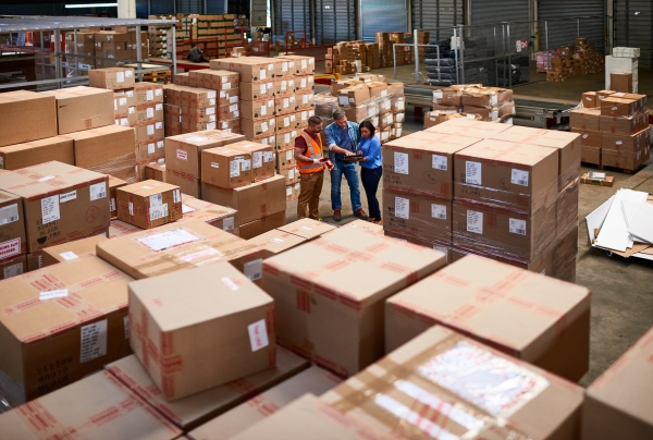 Étiquettes d'expédition et d palettes : entrepôt avec des cartons d'expédition empilés, étiquetés à plusieurs reprises.