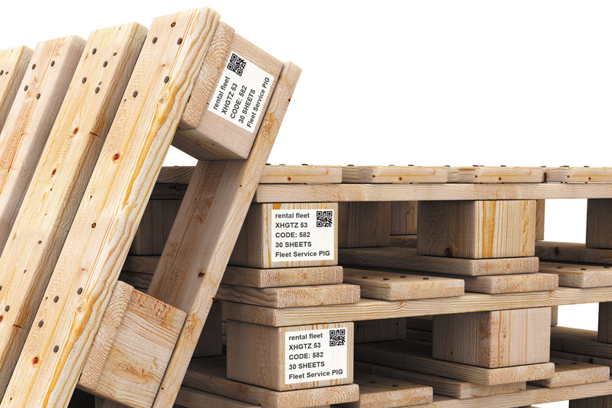 Étiquettes d'expédition et d palettes : Étiquettes de pied de palette sur des palettes en bois rugueuses, découpe.