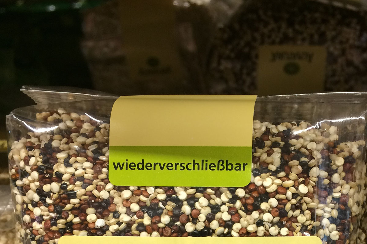 Étiquettes de fermeture : étiquettes de fermeture réimprimées sur un emballage de grains.