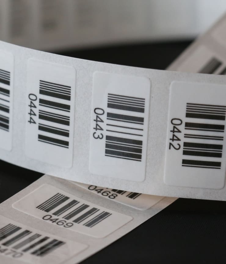 Codes-barres numérotés en continu sur des étiquettes en rouleau, petit format d'étiquette, extrait