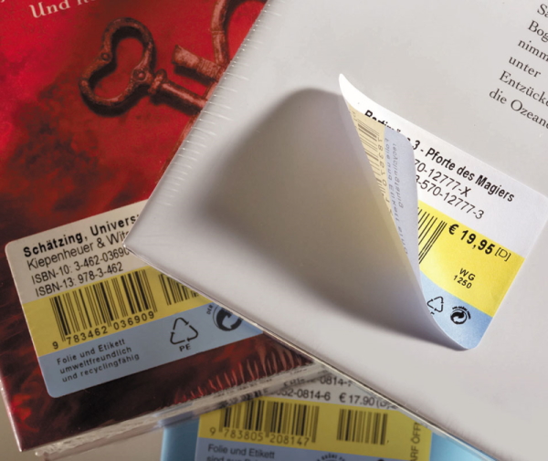 Étiquette de livre détachable sur le dos d'un livre, un coin décollé.