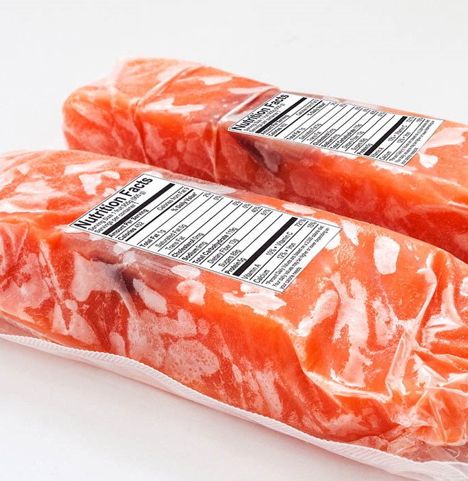 Étiquette alimentaire sur l'emballage en plastique du saumon