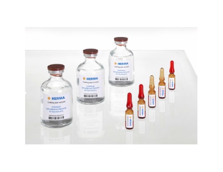 Trois flacons en verre et plusieurs ampoules avec des étiquettes représentant des produits médicaux.