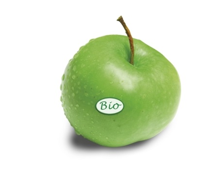 Une pomme bio verte avec une étiquette indiquant 'Bio', sur un fond blanc.