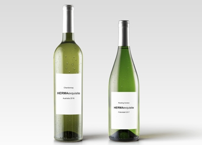 Deux bouteilles de vin blanc avec des étiquettes : un Chardonnay de 2016 et un Riesling de 2017, tous deux portant le nom "HERMAexquisite".