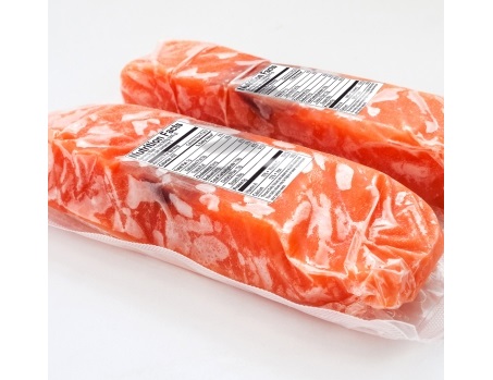 Deux filets de saumon sous vide avec des informations nutritionnelles sur les étiquettes.