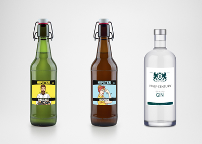 Trois bouteilles de boissons alcoolisées : une bouteille verte avec une étiquette "Pale Ale", une bouteille brune avec une étiquette "Blonde" et une bouteille transparente avec une étiquette "Half Century Gin".