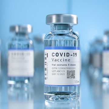 Flacon de vaccin COVID-19 avec étiquette indiquant qu'il contient 5 doses. Informations visibles sur le GTIN, le numéro de lot et la date d'expiration.
