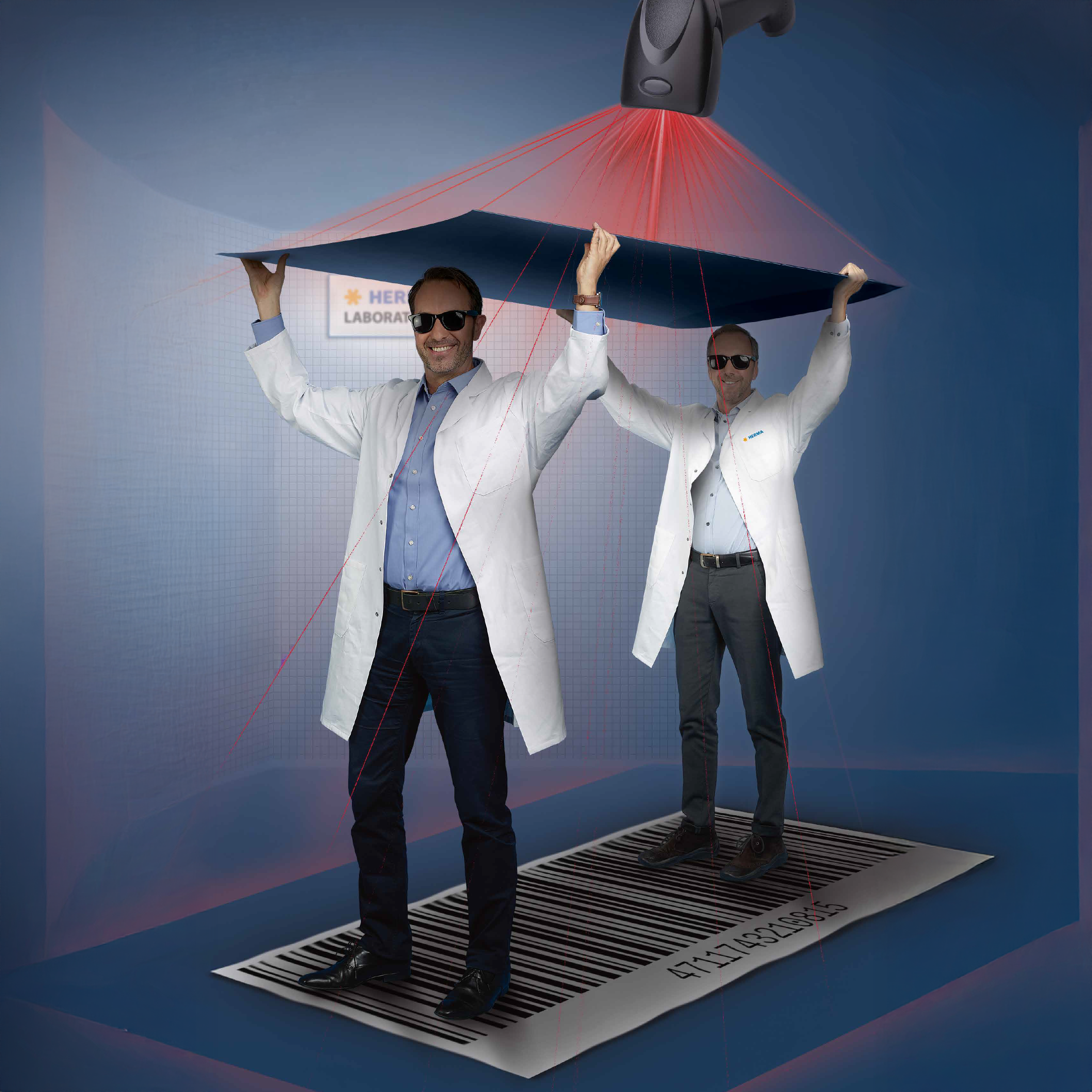 Deux hommes en blouses de laboratoire tiennent une grande plaque au-dessus d'un code-barres, tandis que des lignes rouges s'échappent de la plaque.