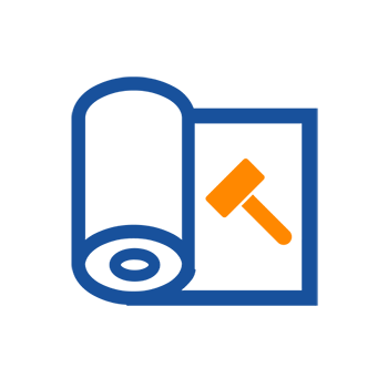 Un rouleau de papier peint et un pinceau symbolisent des travaux de rénovation ou de peinture.