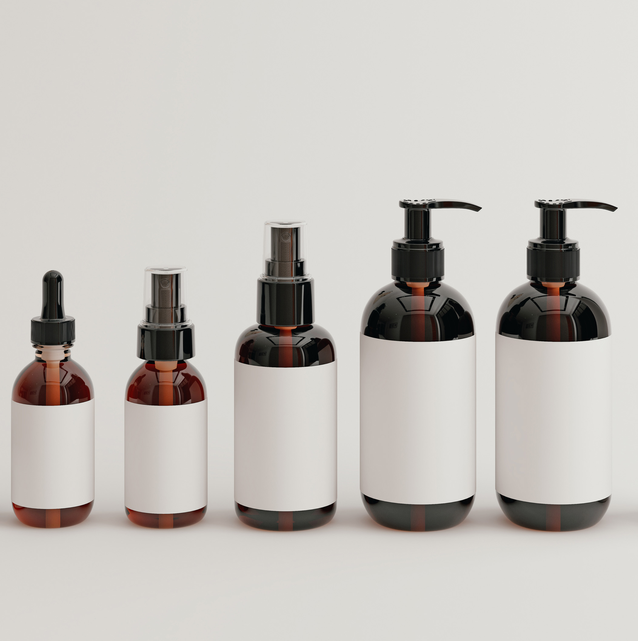 Cinq bouteilles brunes avec des étiquettes blanches de différentes tailles, y compris des flacons avec pipette et des flacons à pompe.