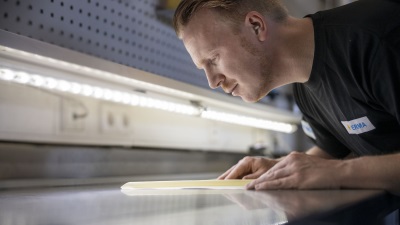 Un employé vérifie une étiquette dans le laboratoire.