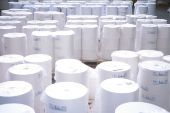 The translation of "Haftmaterial Rollen" into French is "Rouleaux de matériau adhésif.