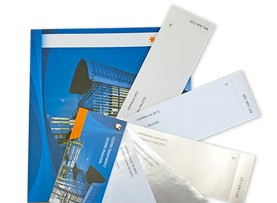 Un dossier avec une couverture bleue et plusieurs feuilles blanches, dont certaines sont partiellement tirées.