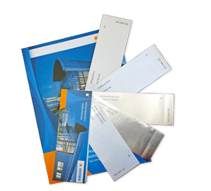 Un tas d'enveloppes et un classeur, conçus dans des couleurs bleues et orange.