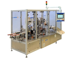 Installation de machines automatisées avec des parois transparentes, unité de contrôle et convoyeur pour des applications industrielles.