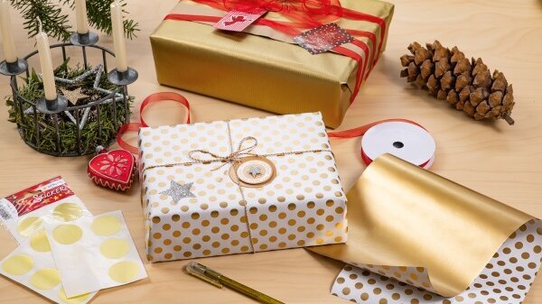 Différentes étiquettes cadeaux sur des paquets de Noël.