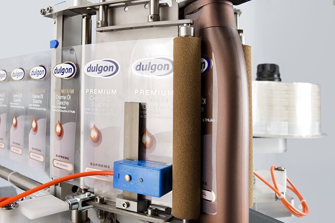 Une machine de remplissage industrielle avec plusieurs réservoirs, utilisée pour le remplissage de liquides dans des bouteilles ou des canettes.