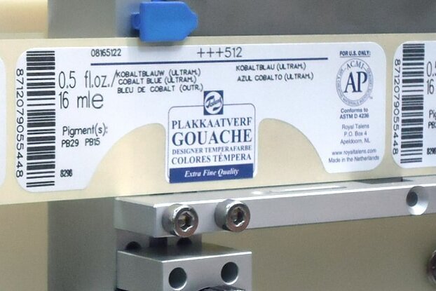 Étiquettes activables au laser pour bouteilles colorées, en cours de production, format paysage.